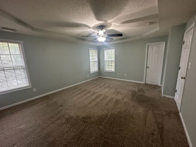 Building Photo - Stunning 3 Bed 2.5 Bath Home with Large Bo...