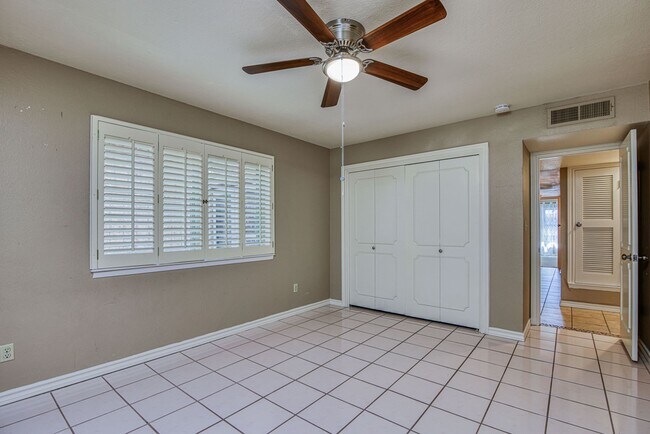 Building Photo - Stunning eastside rental in highly desirable area!