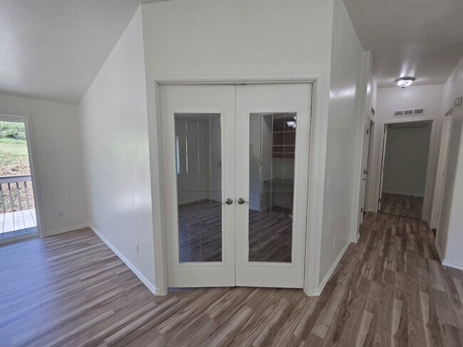 Building Photo - 3950 Shoestring Rd