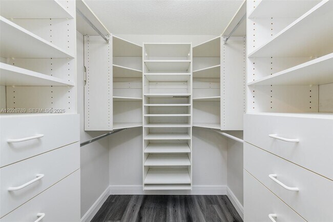 Building Photo - 305 S Ketch Dr