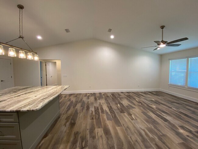 Building Photo - 1402 Parkway Dr