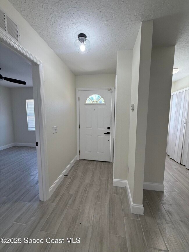 Building Photo - 635 Angela Ln