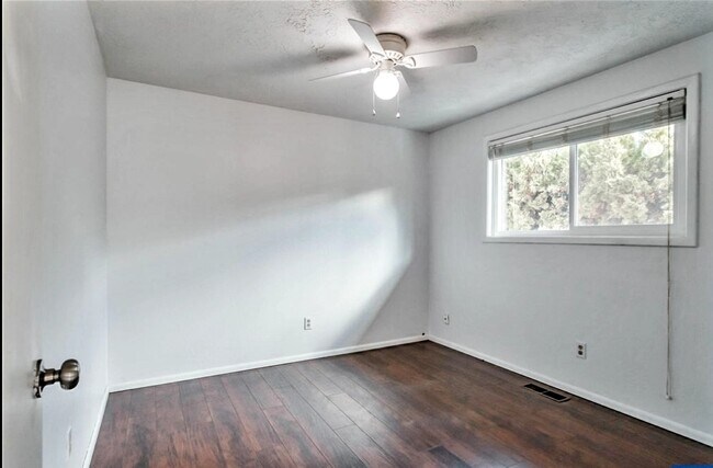 Building Photo - 1420 Cunningham Ln S