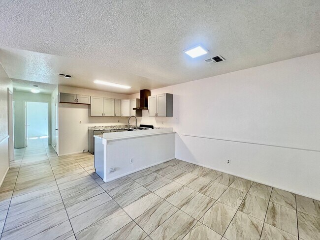 Building Photo - AVAILBLE NOW !!  3-bedroom 2 bath Duplex i...