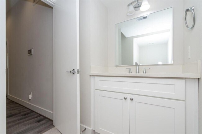 Building Photo - 3344 Pinemont Dr