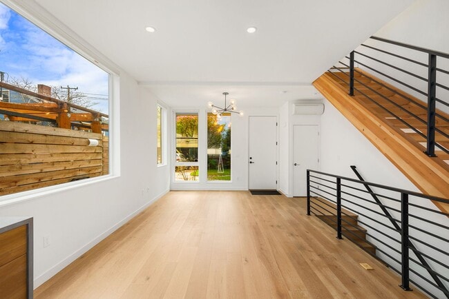 Building Photo - Eastlake 3 Bedroom Townhouse with Rooftop Deck/Views