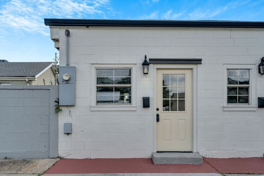Building Photo - 1619 Laharpe St