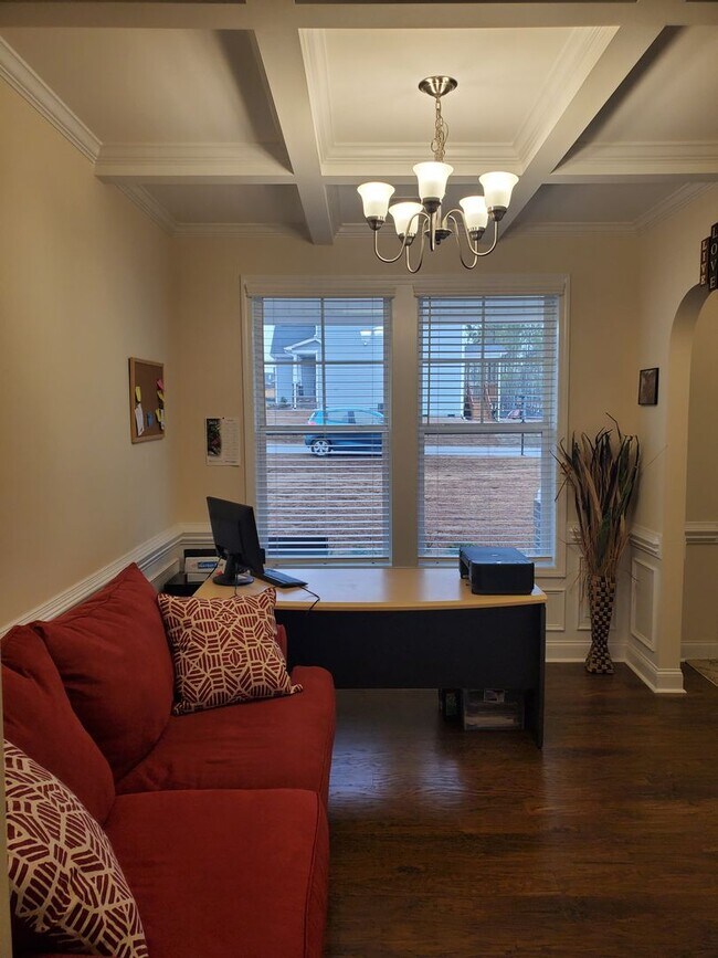 Building Photo - 4 bd/ 2.5 ba located MINUTES from Fort Bragg! Quiet Neighborhood!