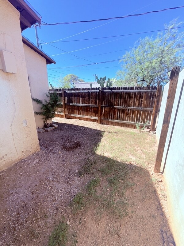 Building Photo - 2425 N Santa Rita Ave