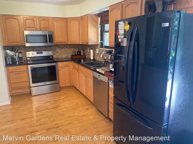 Building Photo - 4 br, 2 bath House - 646 Elliott St.