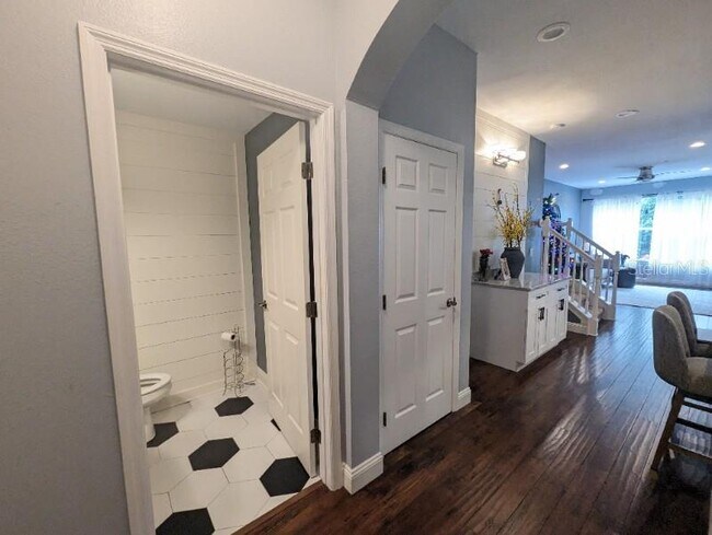 Building Photo - 2142 Park Crescent Dr