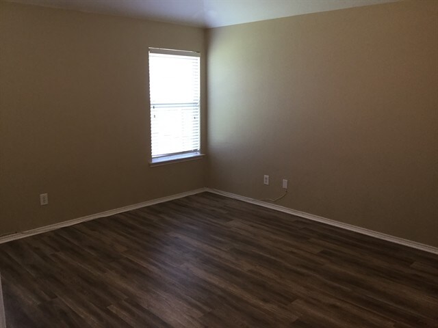 Building Photo - 1804 Heron Dr