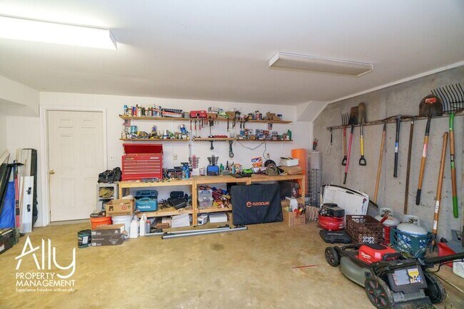 Building Photo - 2733 Southern Hills Ct