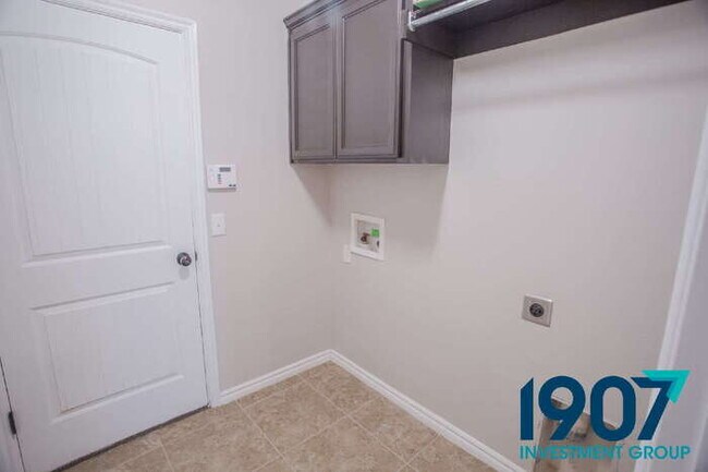 Building Photo - Spacious and modern home in the highly sou...