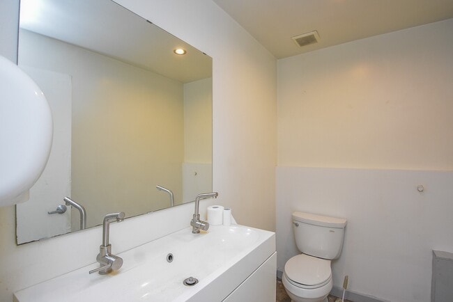 Building Photo - 1310 E 29th St