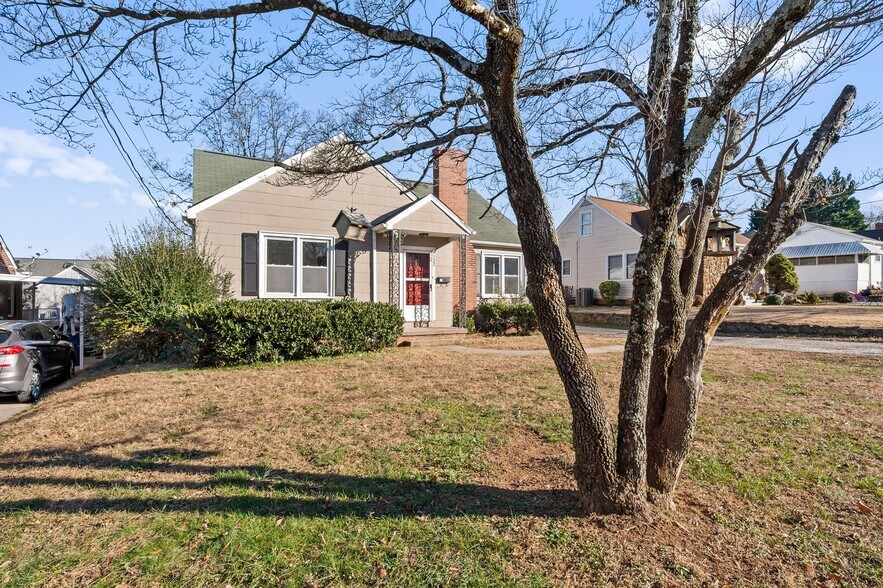 Building Photo - 3223 Anderson Dr