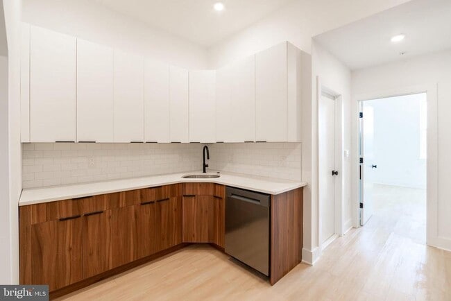 Building Photo - 4408 Lancaster Ave