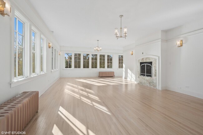 Building Photo - 619 Forest Ave