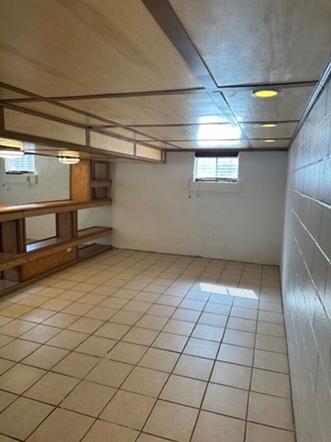 Building Photo - *HOLIDAY SPECIAL-1/2 OFF 1st Mo!* 3 BR House in Beaumont! Finished Basement, Garage