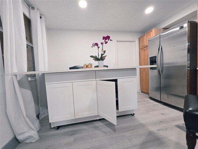 Building Photo - 1303 Presidio Dr