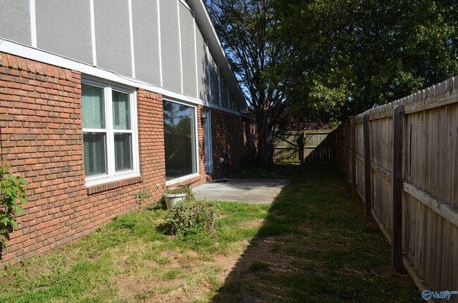 Building Photo - 2136 Eastbrook SE