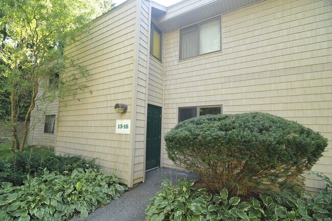 Building Photo - 15 Hawthorne Cir