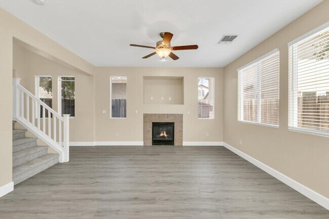 Building Photo - Beautiful 3 bed 2.5 bath in Natomas!