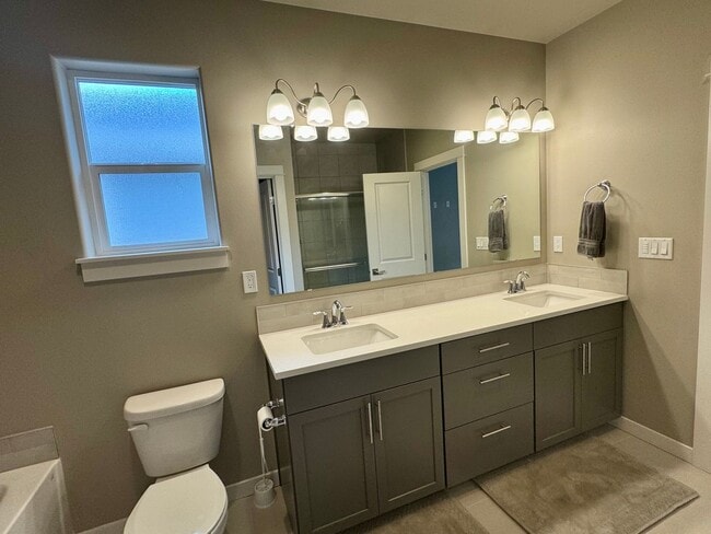 Building Photo - Fully Furnished 3 Bed/2 Bathroom Home-2042...