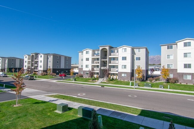 Building Photo - Up to $1000 Off First Month! Modern 3rd-St...