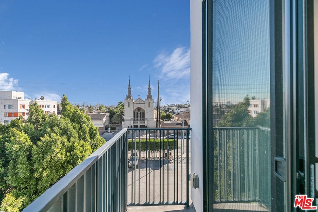 Building Photo - 1111 N Kenmore Ave