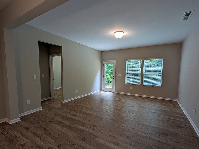 Building Photo - Room in Townhome on Reeves St