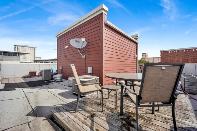 Building Photo - 2503 S Calumet Ave