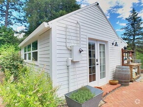 Building Photo - Immaculate studio cottage in the heart of ...