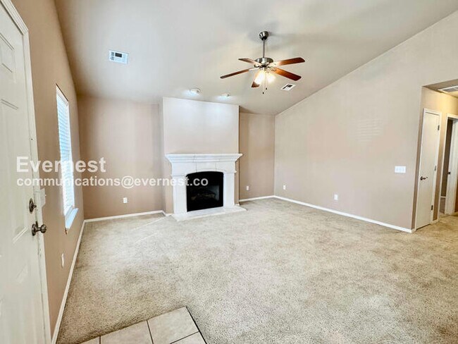 Building Photo - 3 Bed/2 Bath Home with Fenced Yard & Garage / Pet-Friendly / Available Now!