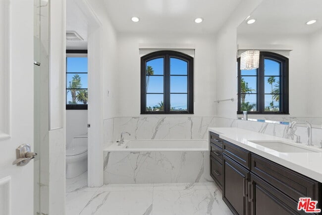 Building Photo - 462 S Maple Dr