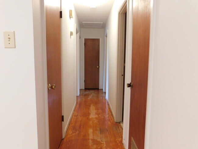 Building Photo - Convenience and charm