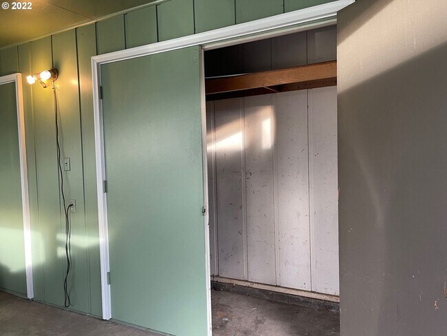 Building Photo - 2 Bedroom 1 Bathroom Home with a Backyard!