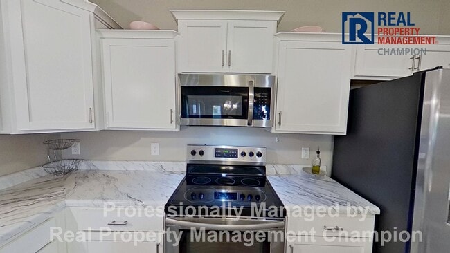 Building Photo - Spacious 3 BD/2.5 BA Home with Office Feat...