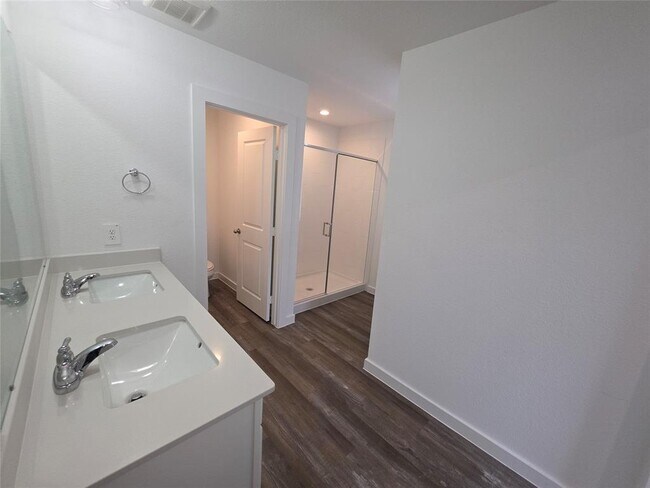 Building Photo - 3013 La Latina Dr