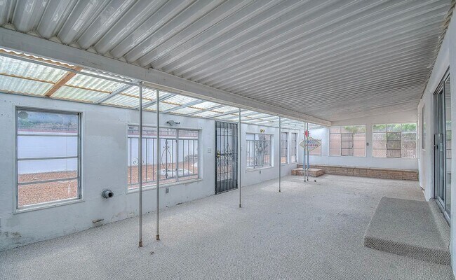 Building Photo - 3 Bedroom 2 Bathroom