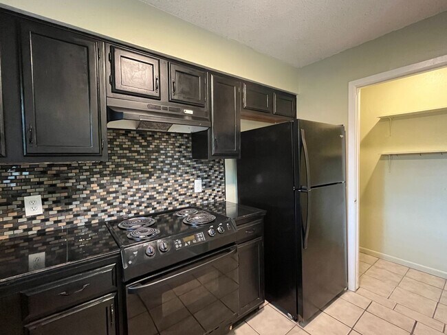 Building Photo - Southside Townhome