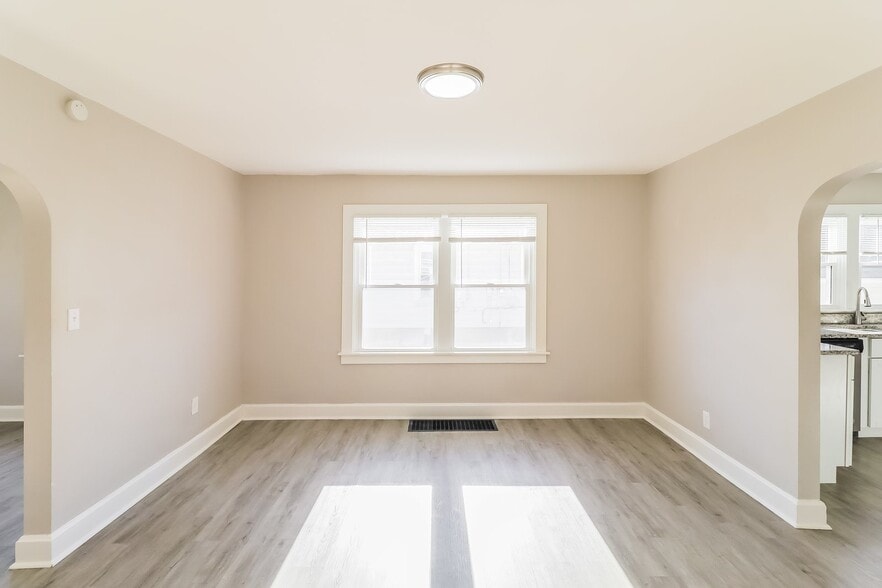 Building Photo - 1824 Winona Dr