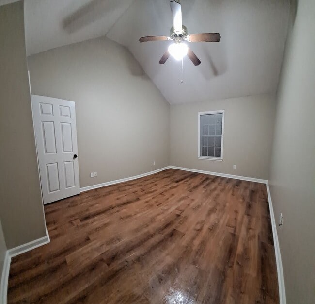 Building Photo - 3 bed/3 bath