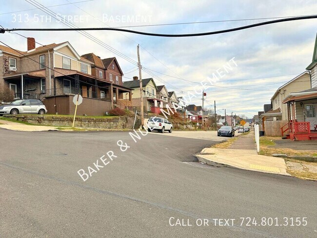 Building Photo - 313 5th St
