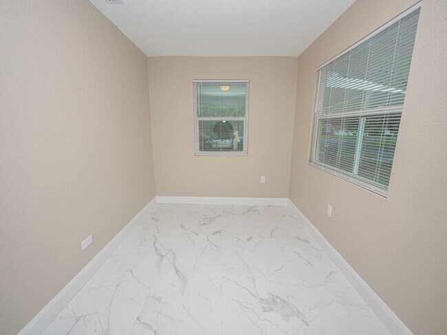 Building Photo - 1512 E Fern Rd