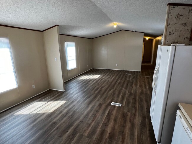 Building Photo - Elegant 3-Bed, 2-Bath Home for Rent: Move-...