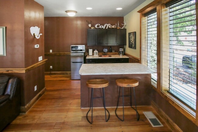 Building Photo - Safari Suite: Cozy, Downtown Jacksonville,...