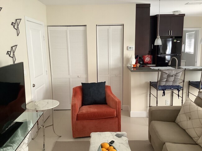 Building Photo - 2700 1st NE Ave