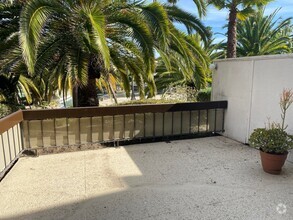 Building Photo - Condo with Private Patio and 2 Parking Spots