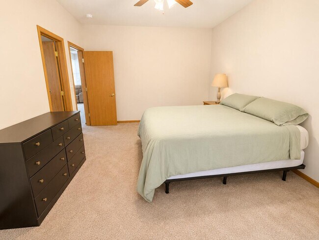 Building Photo - 4006 Meadow View Dr